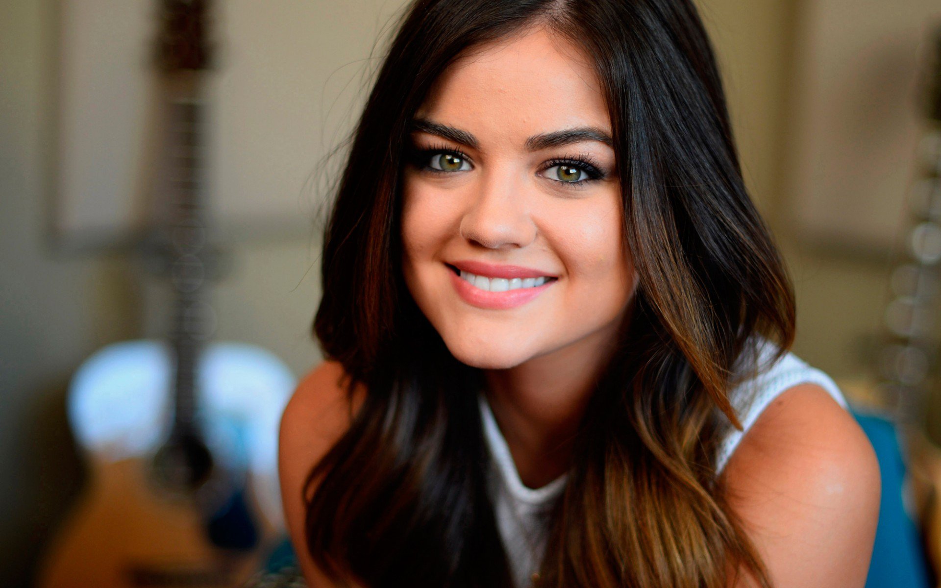 портрет, Lucy Hale, гитара