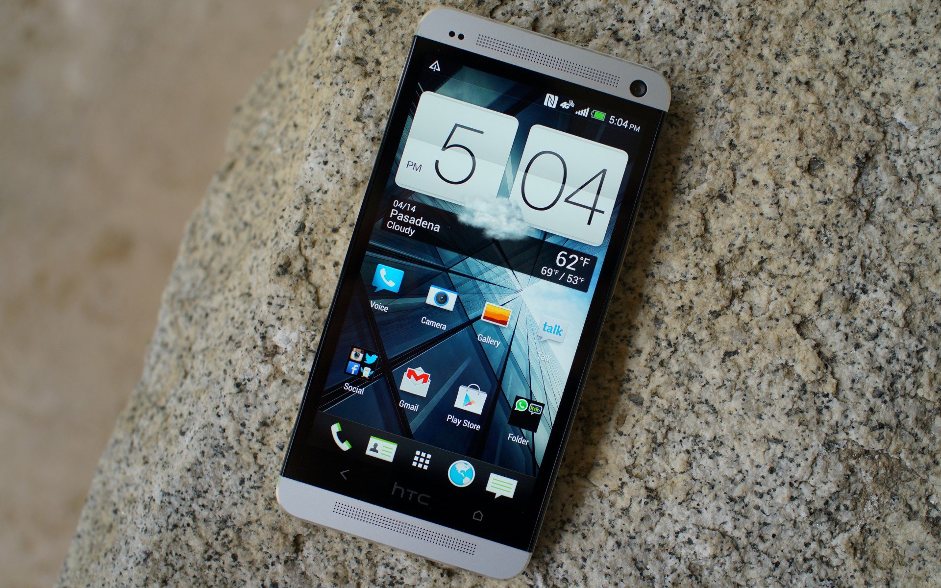 камень, htc one, смартфон