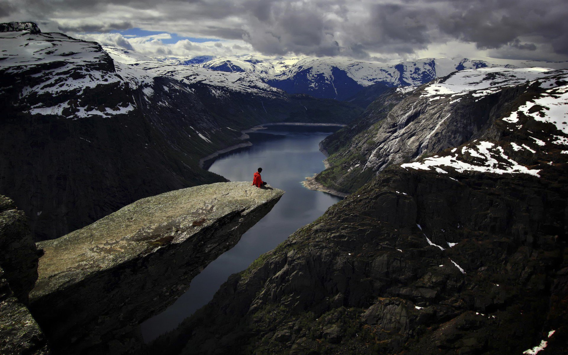 вид, Trolltunga, Язык Тролля, Норвегия, каменный выступ