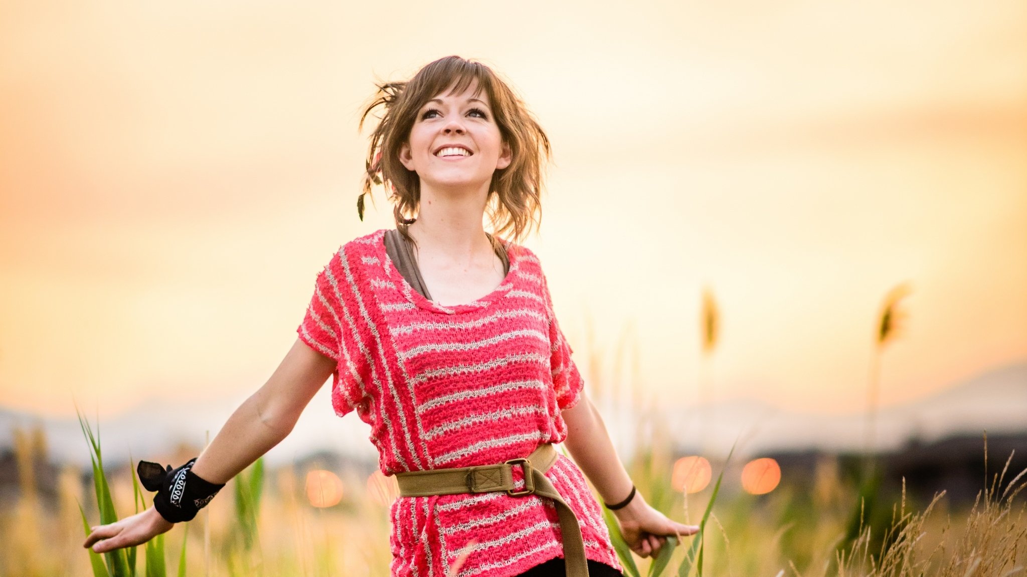 lindsey stirling, закат, трава, скрипачка