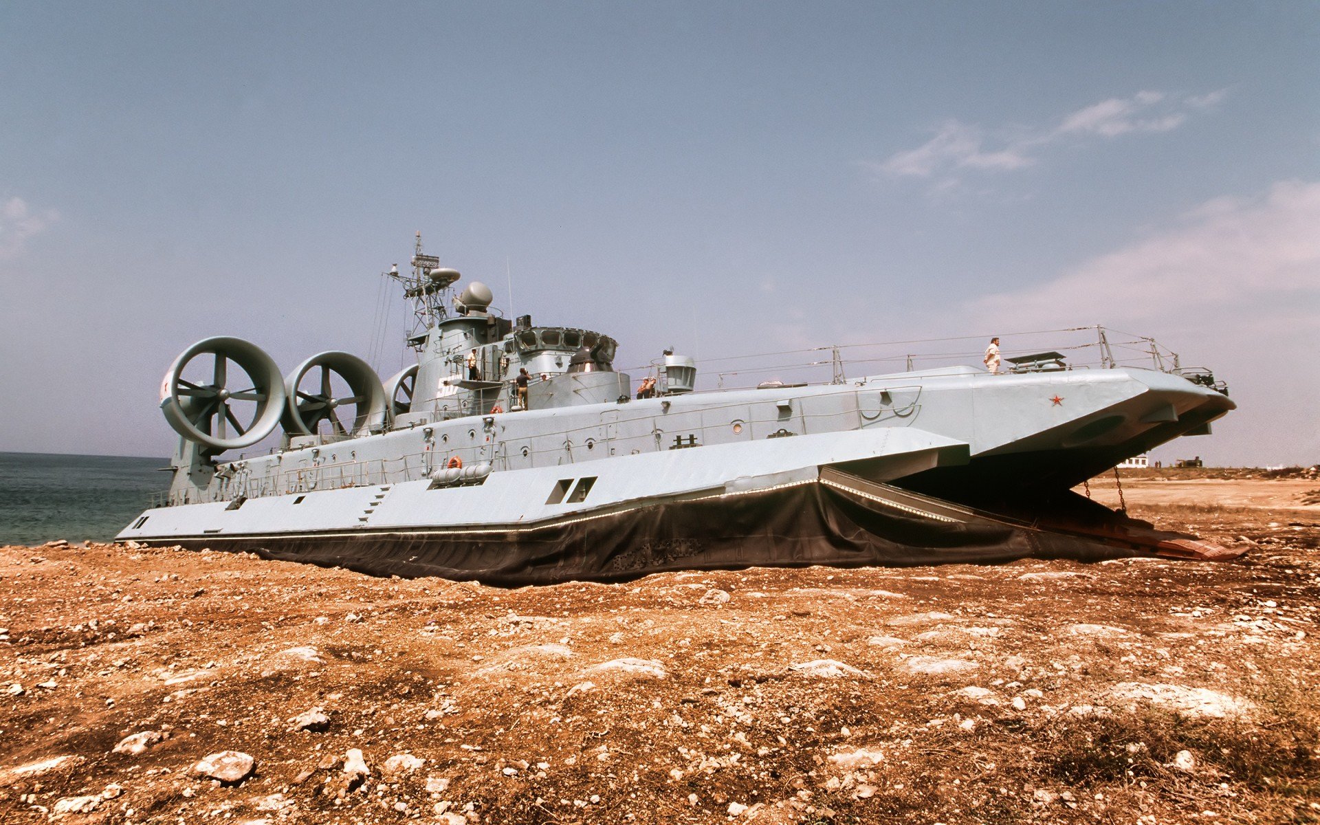 берег, на воздушной подушке, корабль, люди